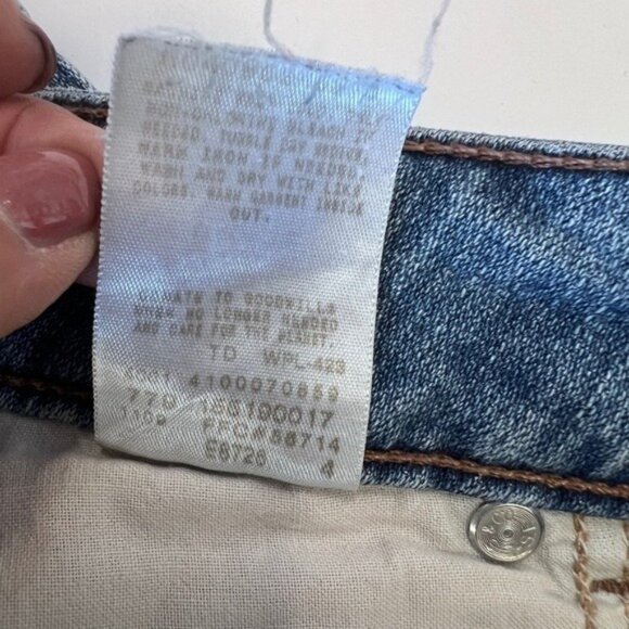 Women's Levis Blue Jeans, Medium Wash ,526 Slender Boot Cut, Size 6M - Picture 3 of 8